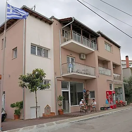 Boutique Giannis فندق يميناريا